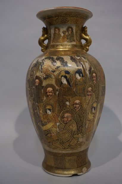 null Vase en porcelaine Satsuma à décor de personnages (éclats). Japon. 24,5 cm