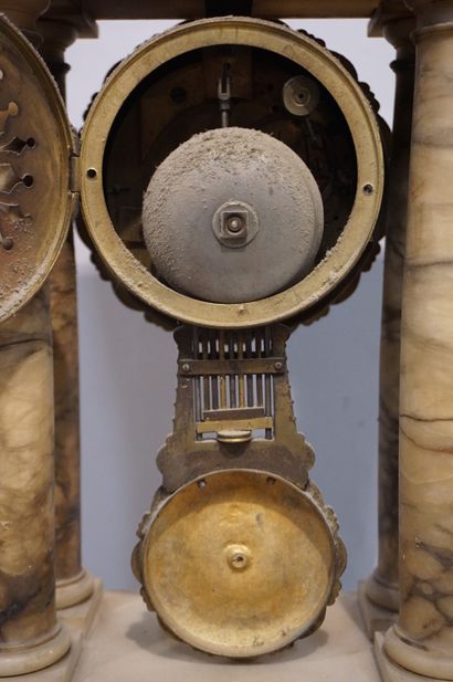 PENDULE Pendule à colonnes en albâtre. XIX° (manques, accidents). 50x28x16 cm