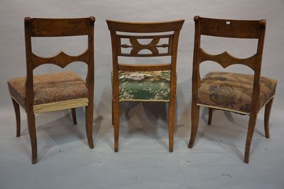 CHAISES Trois chaises, dont une paire, en bois naturel à dossiers à décor laqué noir....