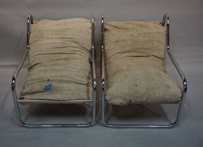 FAUTEUILS Paire de fauteuils en métal chromé à piètement et accotoirs d'un seul tenant,...