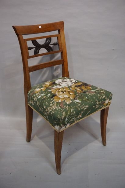 CHAISES Trois chaises, dont une paire, en bois naturel à dossiers à décor laqué noir....