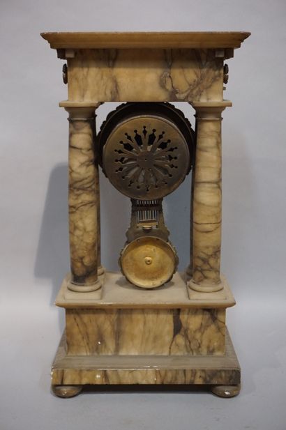 PENDULE Pendule à colonnes en albâtre. XIX° (manques, accidents). 50x28x16 cm