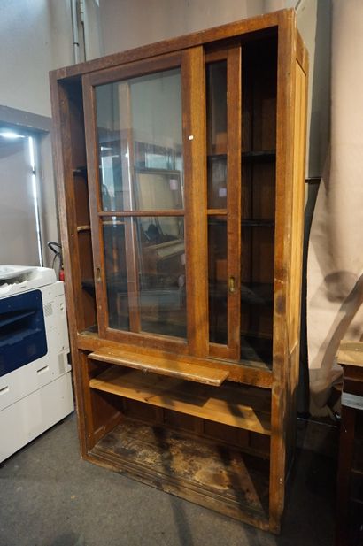 Armoire vitrée Armoire vitrée en bois naturel à deux portes coulissantes en parties...
