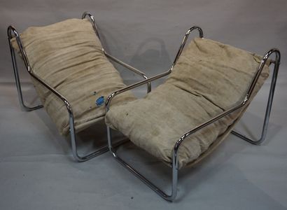 FAUTEUILS Paire de fauteuils en métal chromé à piètement et accotoirs d'un seul tenant,...