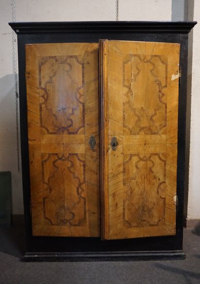 ARMOIRE Armoire en bois laqué noir à deux portes en bois de placage et marqueterie...