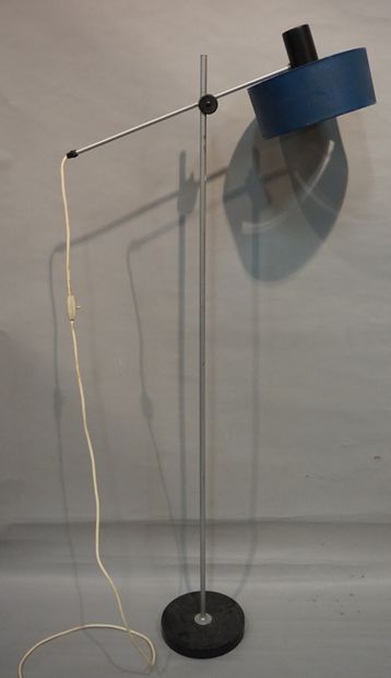 DESIGN Floor lamp in chromed metal (wear). 142 cm