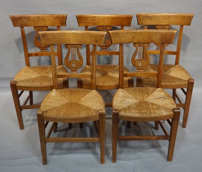 *Chaises Five straw chairs in natural wood with lyre back.