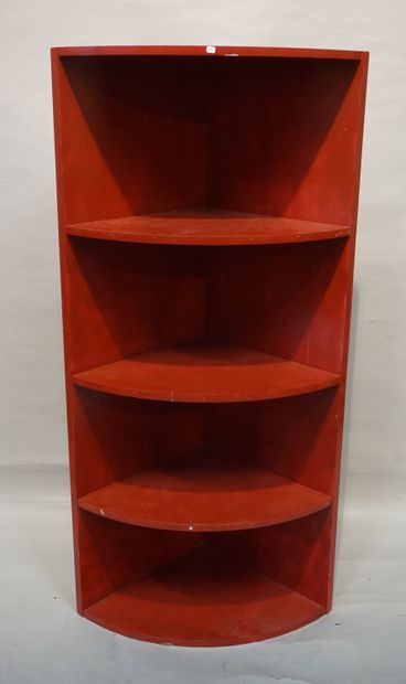 null Red lacquered corner shelf. 151x73x50 cm
