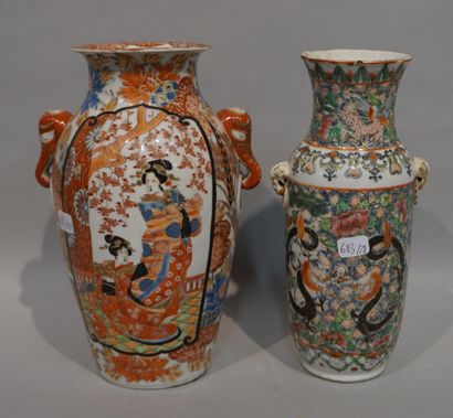 null Two Asian porcelain vases (cracks, accidents). 21 cm and 20,5 cm