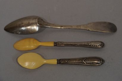 null Silver uniplat spoon (47g) and two silver soup spoons.