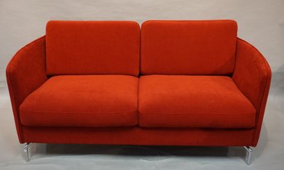 Canapé Two seater sofa with chromed legs upholstered in red velvet. Boconcept. 80x168x90...