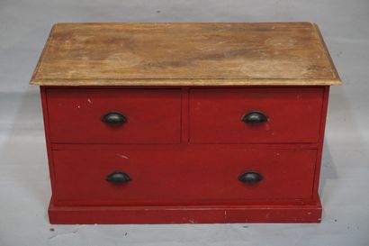 null Red lacquered base cabinet with three drawers. 53x90x43 cm