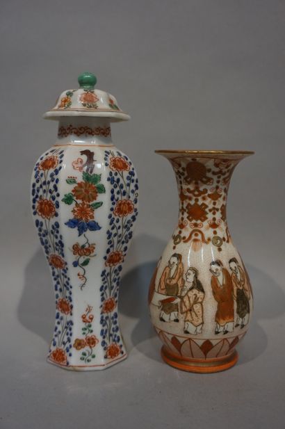 null Two Asian porcelain vases. 17 cm and 12,5 cm