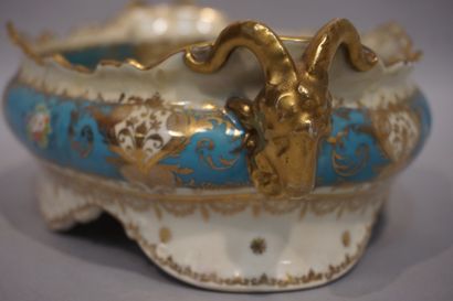 null Oval porcelain bowl with two handles decorated with antique couples. 9x31x19...