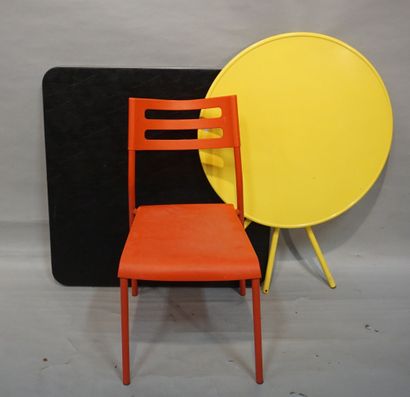 null Set of a chrome folding table (70x86x86 cm), a yellow metal folding pedestal...