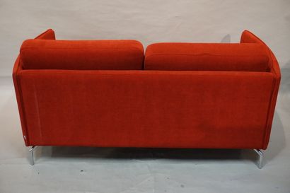 Canapé Two seater sofa with chromed legs upholstered in red velvet. Boconcept. 80x168x90...
