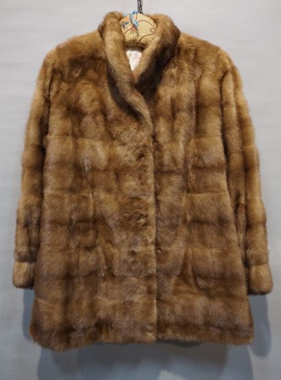 null Fur coat (small tear). Prifer.