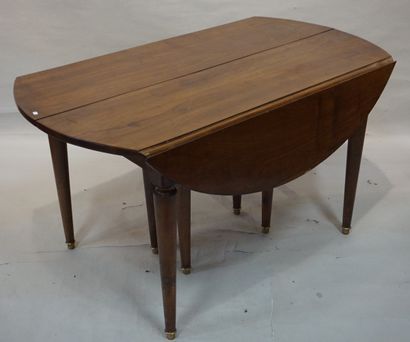 * Mahogany dining table. 74x75x134 cm (closed)