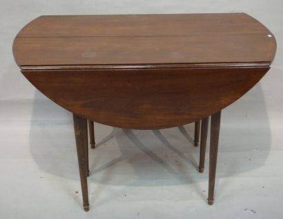 null Mahogany dining table with two leaves and two extensions. 75x112x110 cm (op...