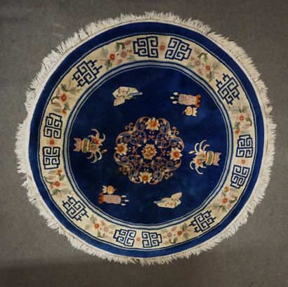 TAPIS Tapis chinois rond à fond bleu. 160 cm