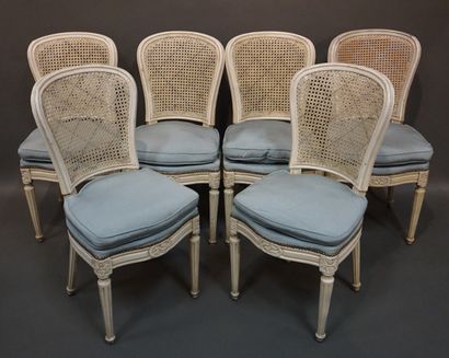 CHAISES Six chaises à dossiers cannés laquées blanc de style Louis XVI. Garniture...
