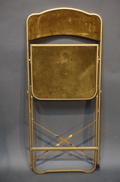 Chaises pliantes Six chaises pliantes en métal doré garnies de velours kaki (usures,...