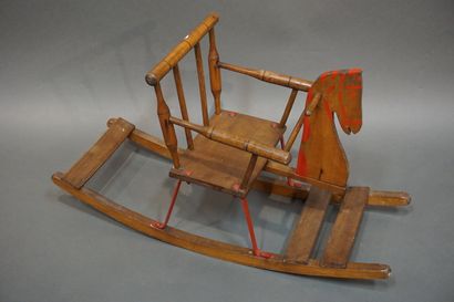 CHAISE D'ENFANT Chaise d'enfant à bascule en bois naturel à tête de cheval. 50x86x34...