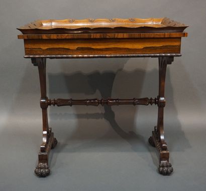 Table anglaise 
Table anglaise rectangulaire en bois de placage à tirette, deux tiroirs...