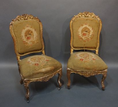 CHAISES Paire de chaises en bois sculpté et doré, garnies de tapisserie. Style Louis...