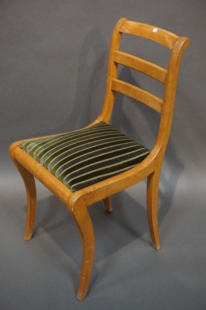 CHAISES Cinq chaises en bois naturel à galettes de velours vert (usures).