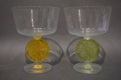null Douze verres à orangeade en cristal (égrenures).