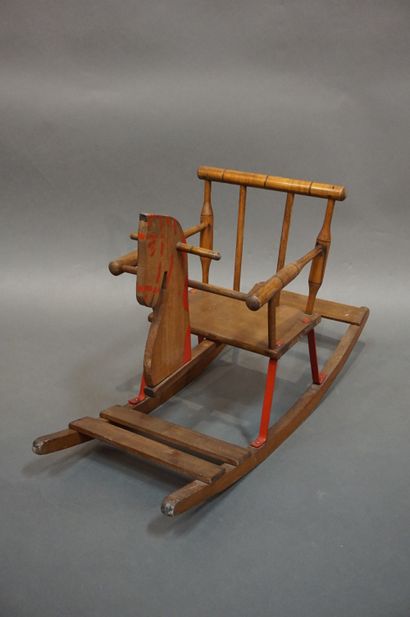 CHAISE D'ENFANT Chaise d'enfant à bascule en bois naturel à tête de cheval. 50x86x34...