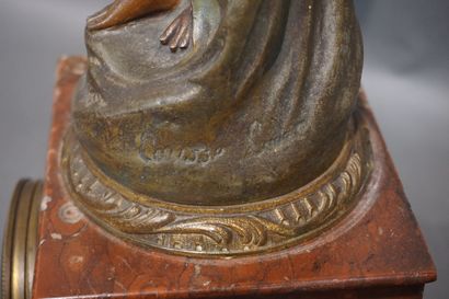 PENDULE Pendule en marbre rouge ornée d'un régule "Charmeuse" par Caussé Cadet (cadran...