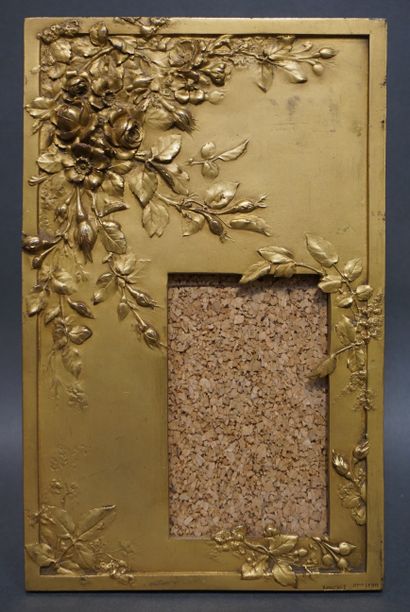 LOUCHET Cadre à photo en métal doré à décor floral. 23x14,5 cm