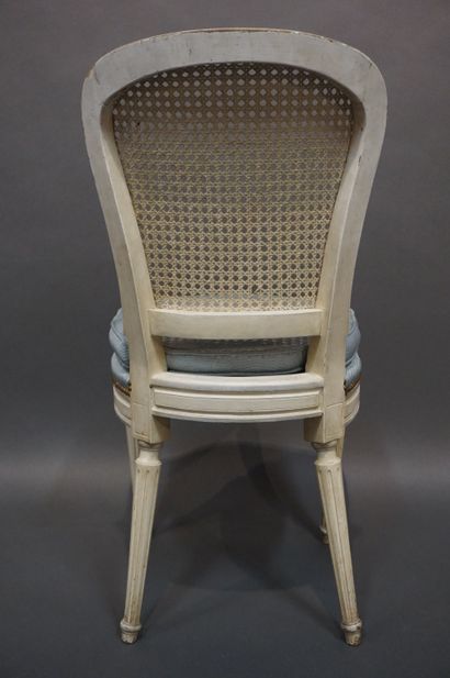 CHAISES Six chaises à dossiers cannés laquées blanc de style Louis XVI. Garniture...