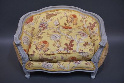 null Fauteuil bas corbeille en bois laqué gris de style Louis XV. 53x87x60 cm