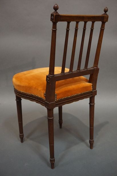 CHAISES Paire de chaises en bois naturel sculpté garnies de velours orange. Style...