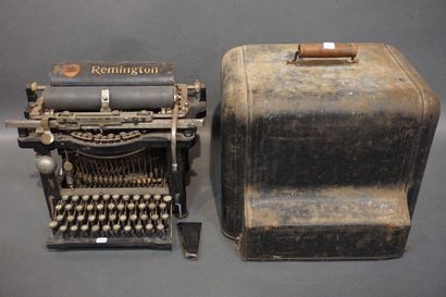 null Machine à écrire Remington (accidents, manques). 36x37x40 cm