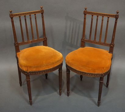 CHAISES Paire de chaises en bois naturel sculpté garnies de velours orange. Style...