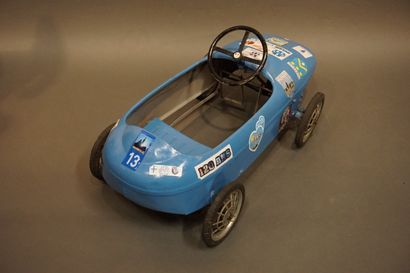 VOITURE A PEDALES 
Voiture à pédales en métal bleu Ferrari baby. 40x90x45 cm
