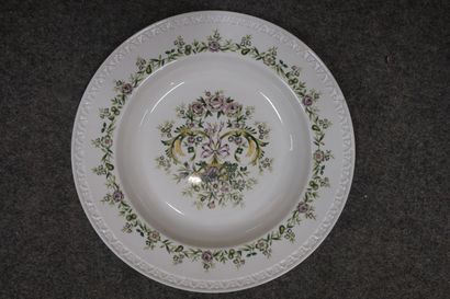 null Villeroy&Boch "Trianon" porcelain service with floral decoration on a white...
