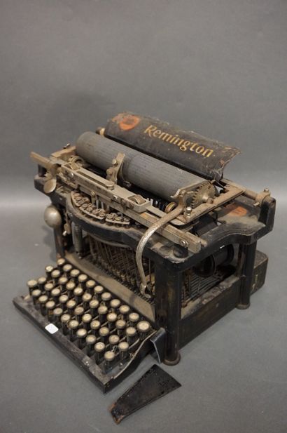 null Machine à écrire Remington (accidents, manques). 36x37x40 cm