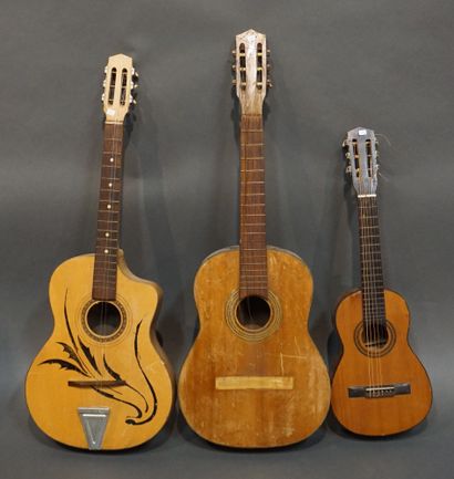 Guitares Trois guitares sèches (en l'état).