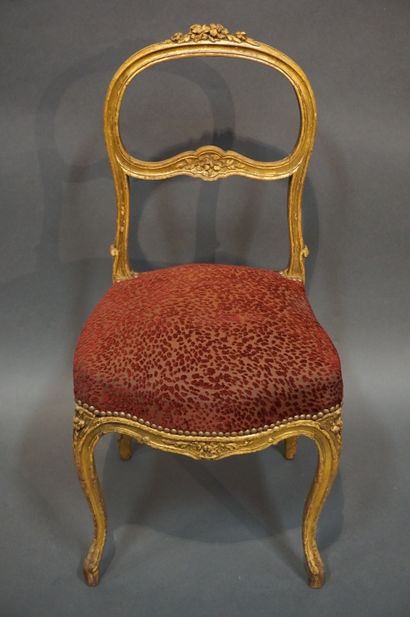 CHAISES Paire de chaises en bois doré de style Louis XV garnies de velours rouge....