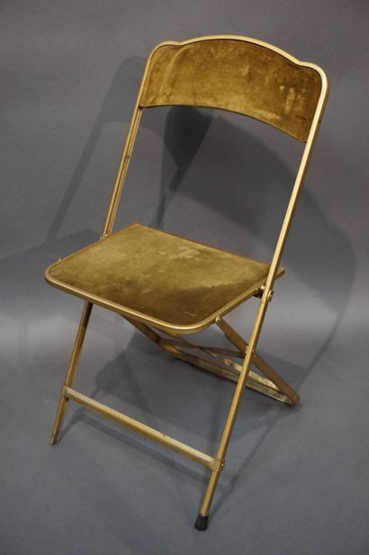 Chaises pliantes Six chaises pliantes en métal doré garnies de velours kaki (usures,...