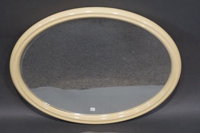 null Miroir ovale en plastique crème. 50x64 cm