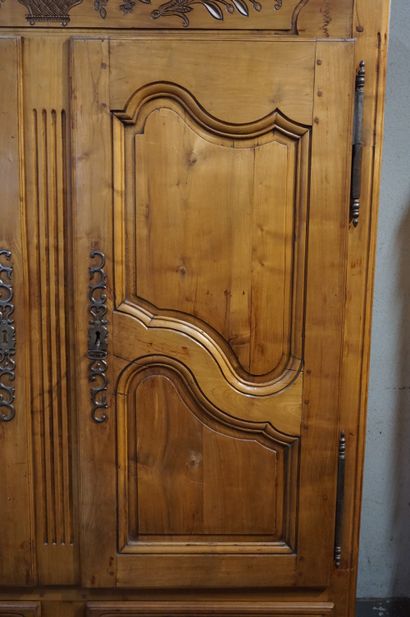 ARMOIRE Armoire basse à deux portes et deux tiroirs, en bois naturel mouluré, gravée...