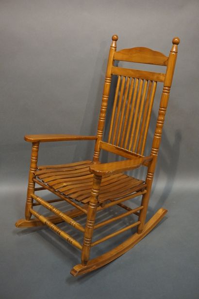 Rocking chair Fauteuil rocking chair en bois naturel. 117x68x85 cm