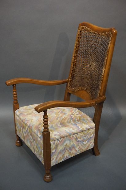 FAUTEUILS Paire de fauteuils en bois naturel à dossiers cannés. 95x55x60 cm