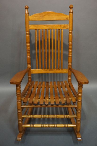 Rocking chair Fauteuil rocking chair en bois naturel. 117x68x85 cm